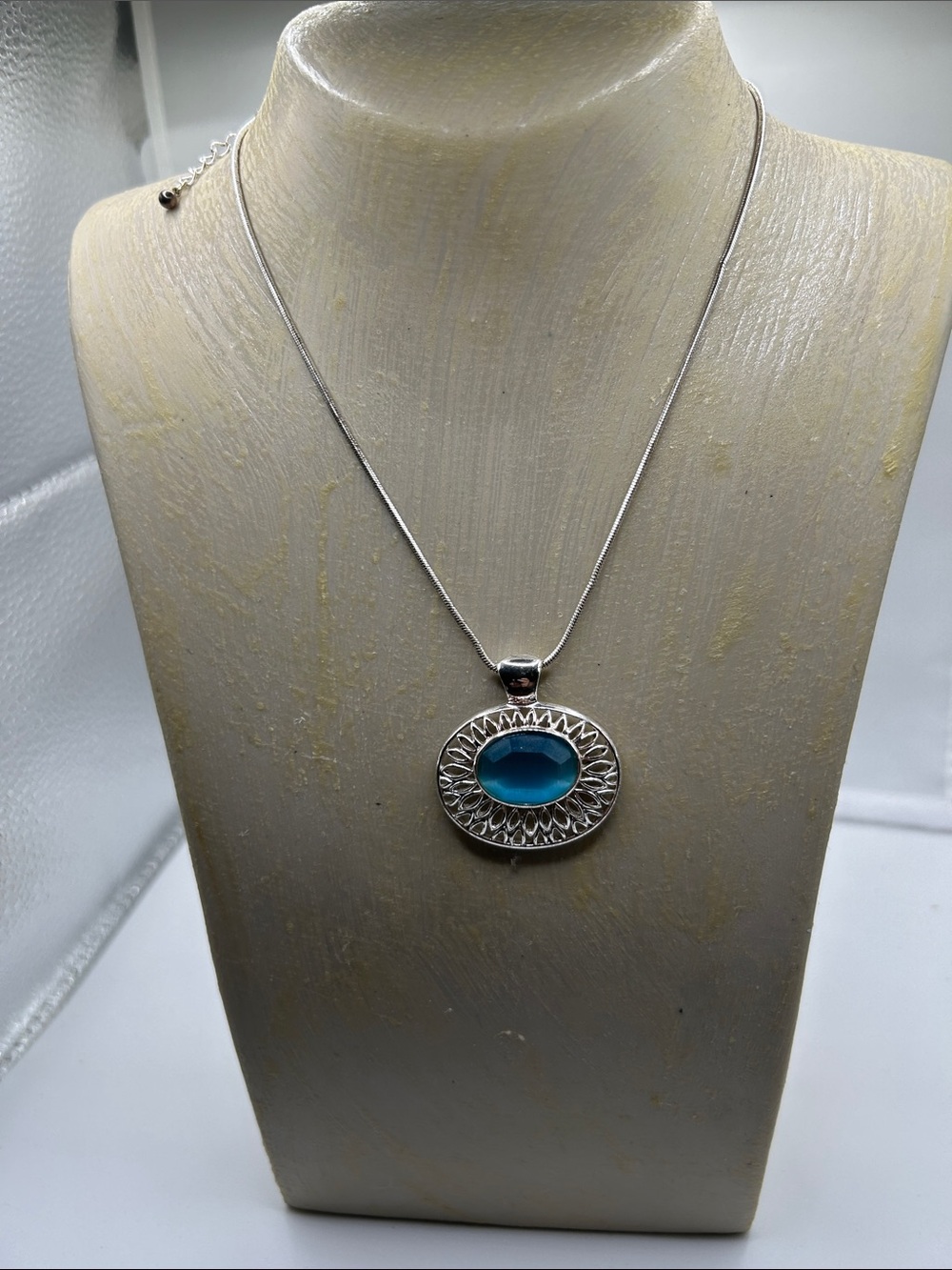 Silver tone necklace filigree blue oval pendant
Lightweight elegant retro boho